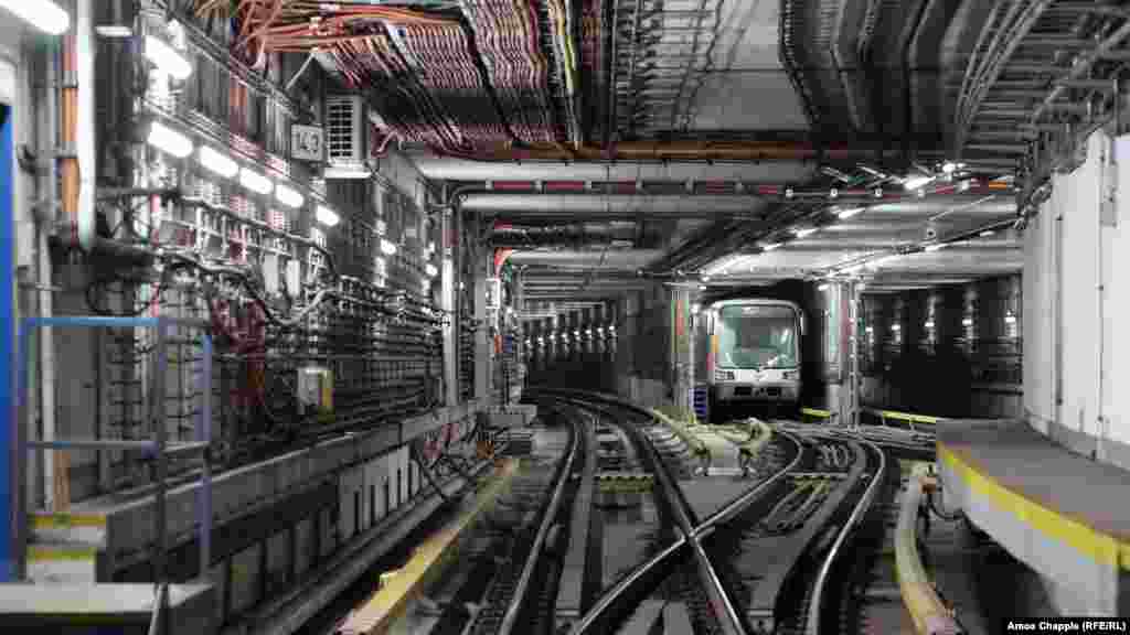 Voz podzemne željeznice čeka jutarnju vožnju dok se u blizini testiraju blindirana vrata. Danas, praške vlasti navode da je svrha OSM-a i "zaštita stanovništva od efekata oružja za masovno uništenje u periodu od 72 sata" i "izolacija dijelova metroa u slučaju velikih poplava".