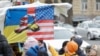 Українці проходять повз сувенірну лавку з прапором, на якому зображені символи України та США, центр Києва, 6 листопада 2024 року