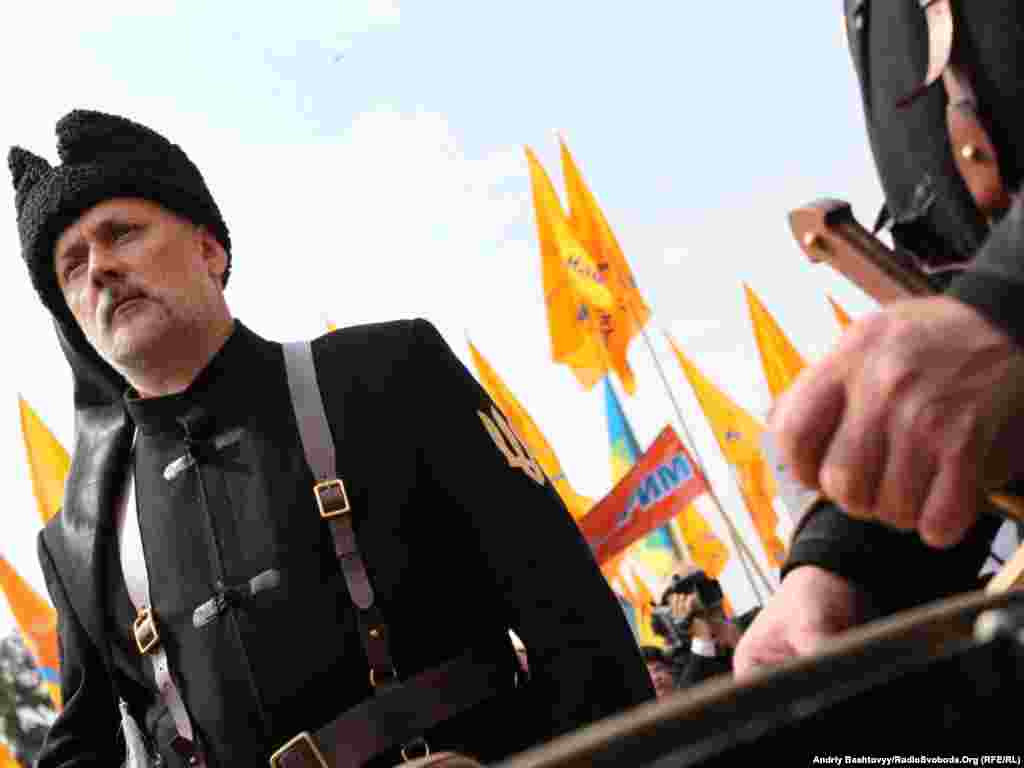 У документі також наголошується, що «Наша Україна» ставить перед собою завдання змінити нинішній режим.