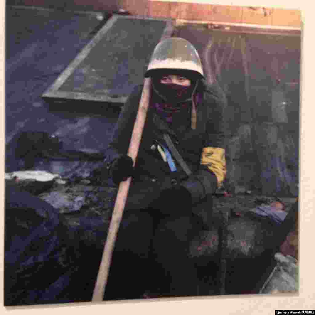 Працівник будинку підходить і розповідає, як важливо було показати цю виставку у Відні, адже «тут так переймаються Україною!», і «ми ж не державна галерея, це ж Künstlervereinigung (асоціація художників), нам треба самим шукати кошти і організовувати виставки!». Справді викликає подив, яким швидким темпом була зібрана така кількість робіт, адже від початку Майдану – цього історичного дійства, за яким стежив увесь світ, і зміст якого всі знають без перекладу – пройшло лише трохи більше 4 місяців! А ще працівник будинку розповів, що на відкритті (10 квітня) побував «сам наш молодий міністр!» (міністр закордонних справ Австрії Себастіян Курц).  