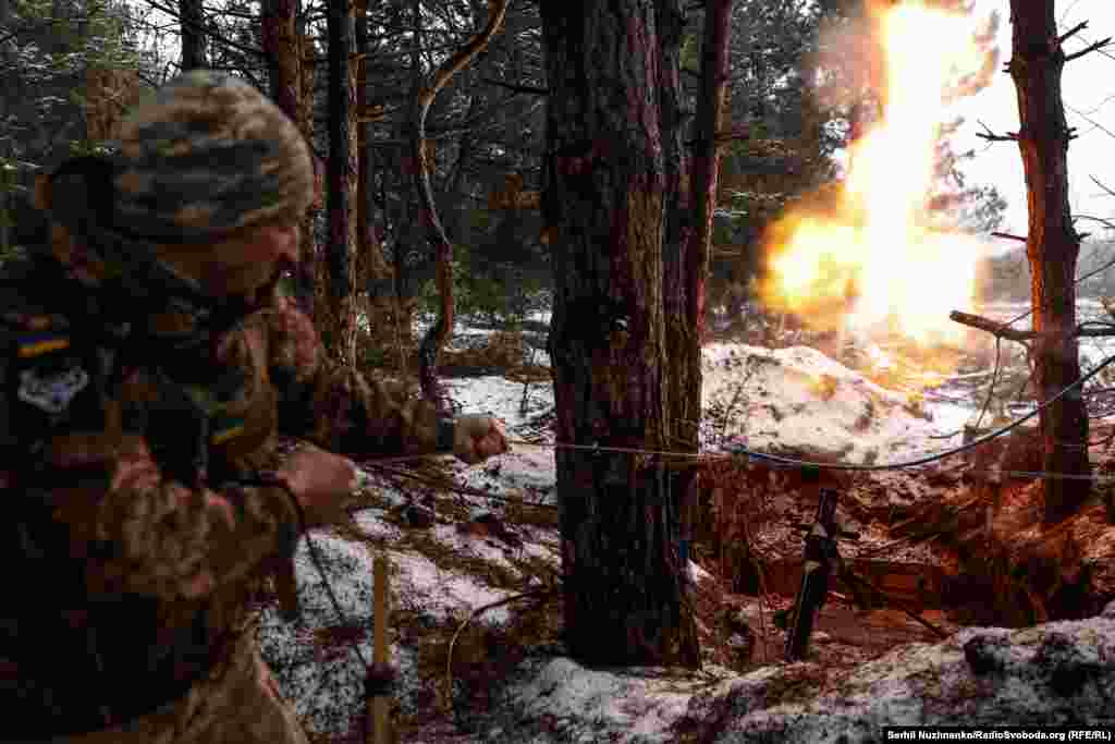 Мінометники 10-ї окремої гірсько-штурмової бригади «Едельвейс» ведуть вогонь по російських військах. Куп'янський напрямок, січень 2024-го