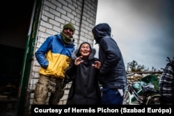 Едді (ліворуч), британський волонтер в Україні, допомагає ремонтувати дах пошкодженого війною будинку в місті на сході Донецької області, 6 листопада 2024 року