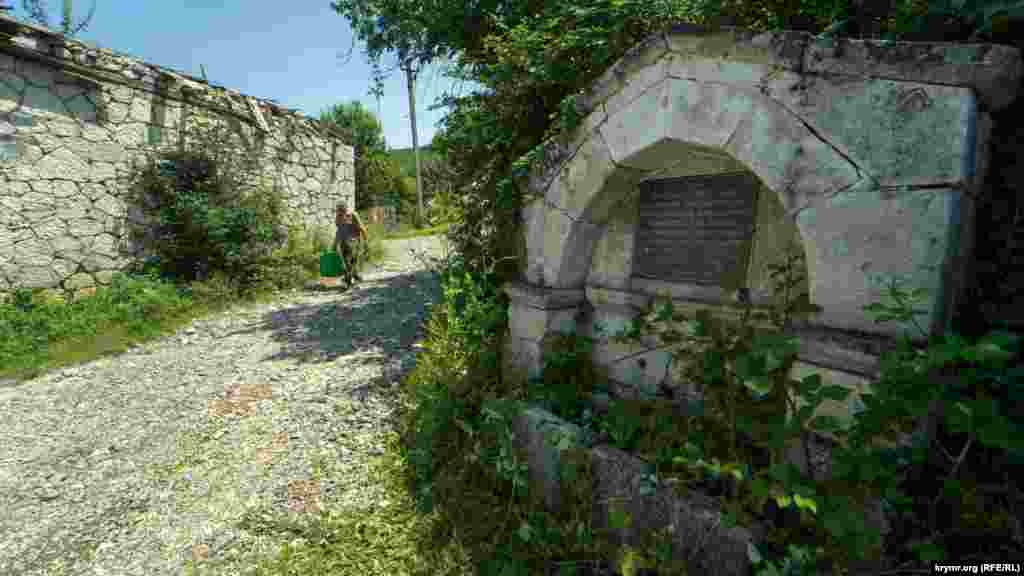 А на этом фонтане, расположенном в восточной части села, обильные ливни в горах и вызванный этим паводок на реке Коккозка никак не отразились. По словам местных жителей, фонтан «умер» лет тридцать назад