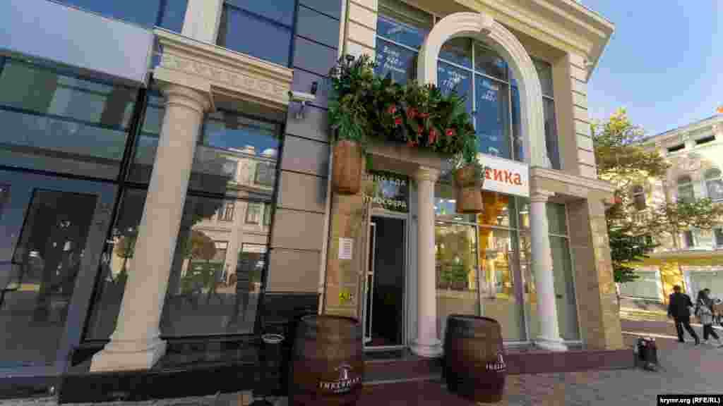 Известная винодельческая фирма открыла свой магазин в реконструированном здании на пересечении улиц Пушкина и Маркса. До 2017 года в прежнем здании работал самый старый хлебный магазин города «Украинская паляница»