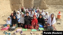 د افغانستان نجونې په ټولګي د زده کړو مهال