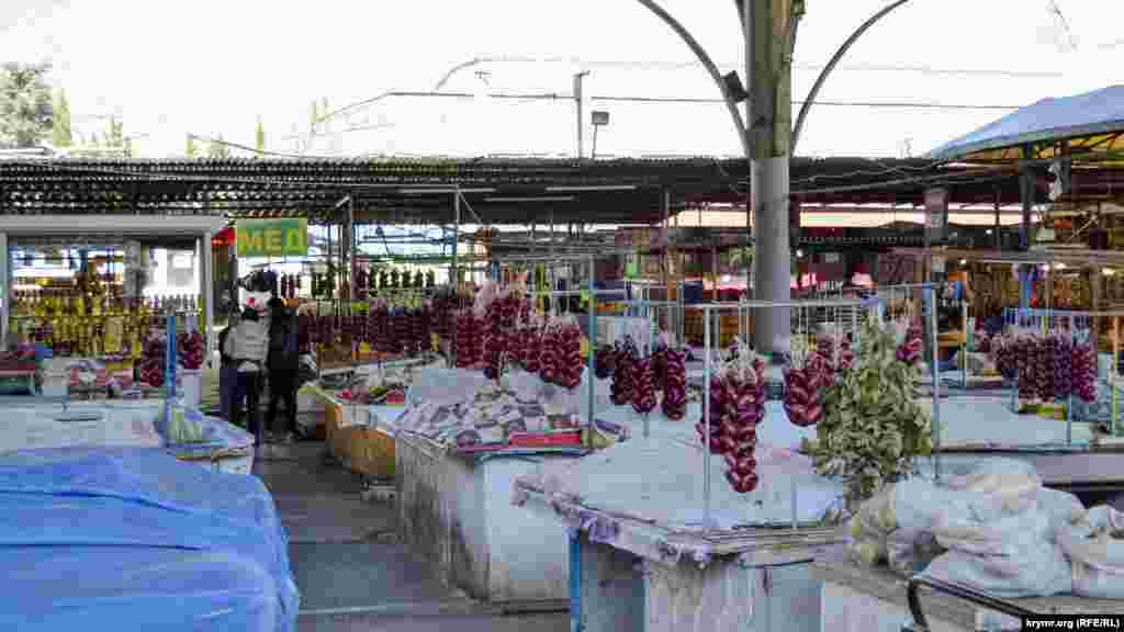 Некоторые товары на рынке накрыты марлей. Однако лук висит «без защиты»
