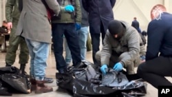 Слідчі оглядають тіла жертв нападу. Підмосков'я, Росія. 23 лютого 2024 року