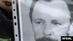 Фотографія Юрія Литвина, яку тримали учасники акції з відзначення 20-річчя перепоховання Василя Стуса, Юрія Литвина і Олекси Тихого. Київ, 19 листопада 2009 року