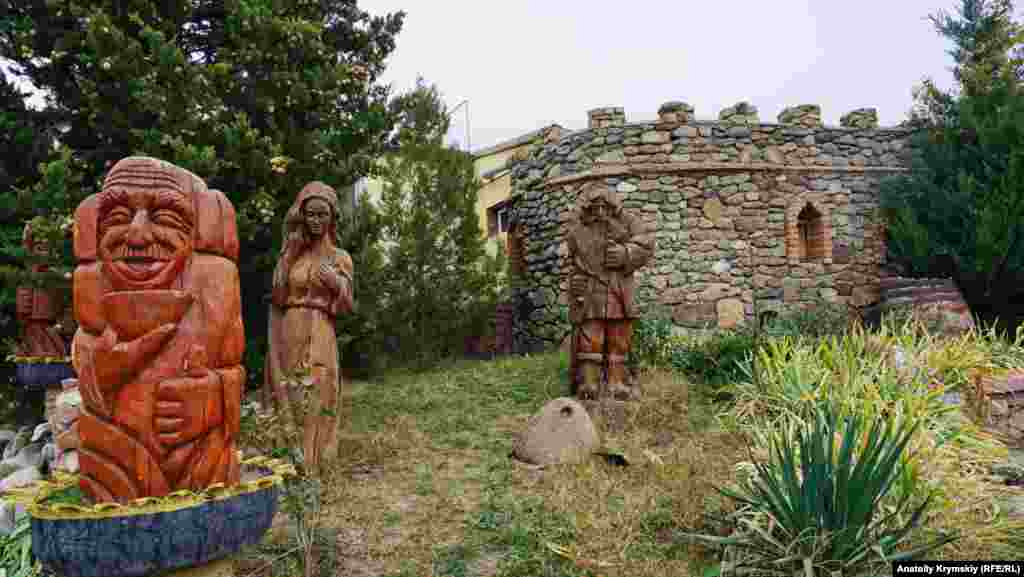 У парадного входа местного конного клуба «Золотая подкова»