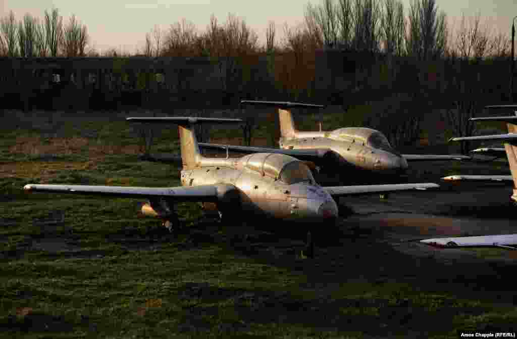 Два реактивні літаки Л-29 «Дельфін» здебільшого використовували для тренувань, та вони також побували в бою. Доглядач аеродрому сказав Радіо Вільна Європа/Радіо Свобода, що є плани знову відкрити аеродром як льотну школу