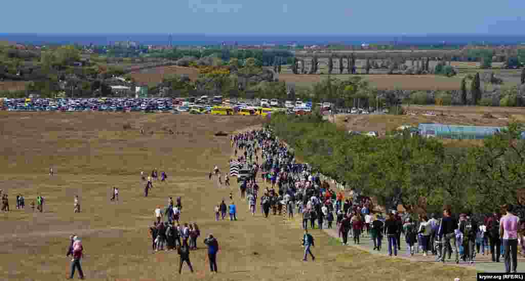 После исторической реконструкции народ возвращается к своему транспорту. На заднем фоне – Черное море. Именно там в сентябре 1854 году стояли корабли англичан и французов, поддерживая огнем орудийсвою пехоту у Альмы