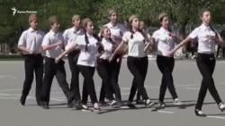 Крымские школьники продолжают оттачивать марширование (видео) Крымские школьники продолжают оттачивать марширование (видео)