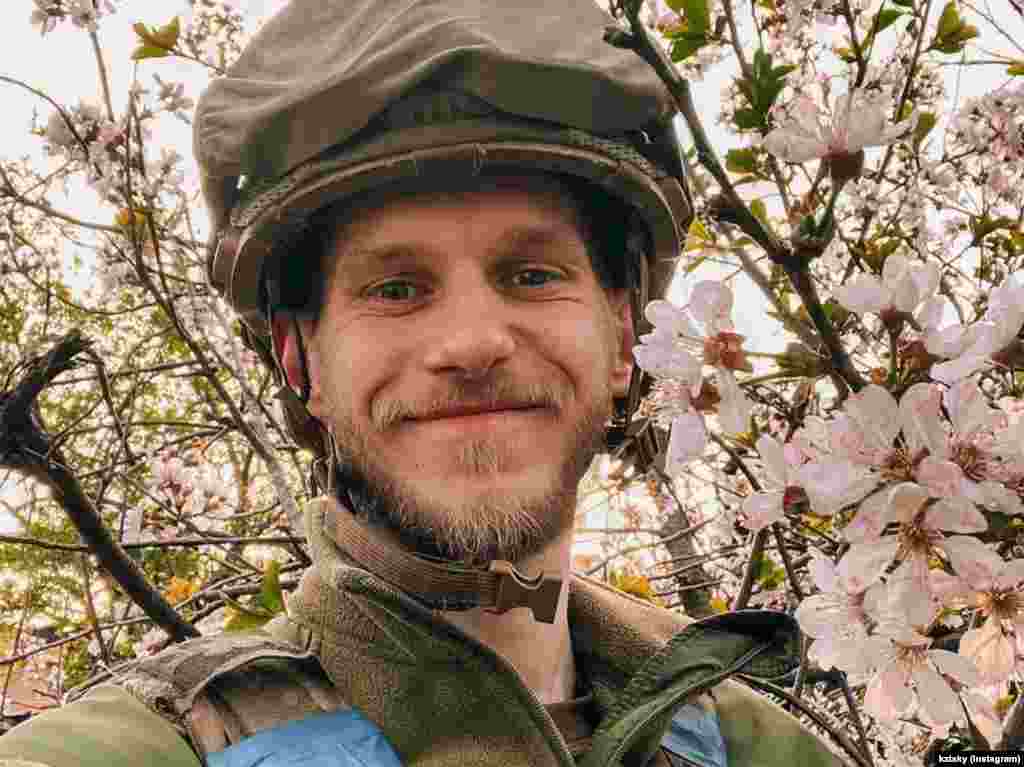 Боєць полку «Азов» Дмитро Козацький («Орест»), відомий своїми фото та відео з «Азовсталі», які облетіли весь світ