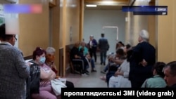 Патруль «Здоровье» в Донецьку. Люди очікують в коридорі на прийом лікарів