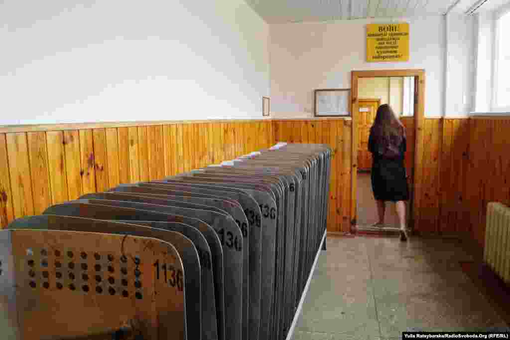 На вході до казарми – щити нацгвардійців