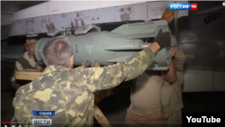 Российские военные в Сирии крепят снаряд у истребителя Су-25