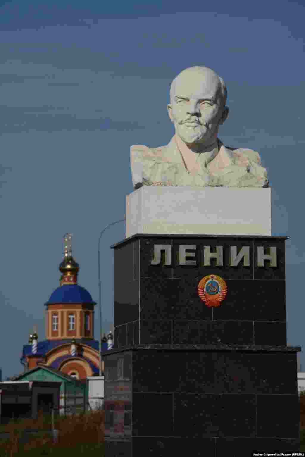 А это Ильич из села Сиктерме-Хузангаево Алькеевского района Татарстана. Начальство тут верит и в бога, и в коммунистическое светлое будущее. 