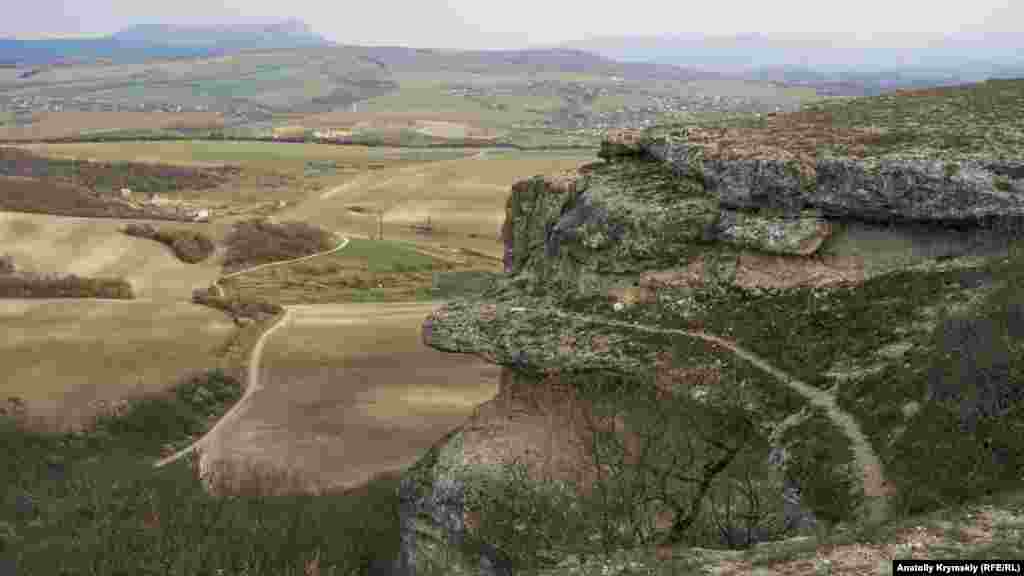 Тропа над «карнизом». Вдали виднеется Чатыр-Даг