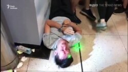 «Мирний» мітинг у Гонконгу. Протестувальники атакували чоловіка – відео «Мирний» мітинг у Гонконгу. Протестувальники атакували чоловіка – відео