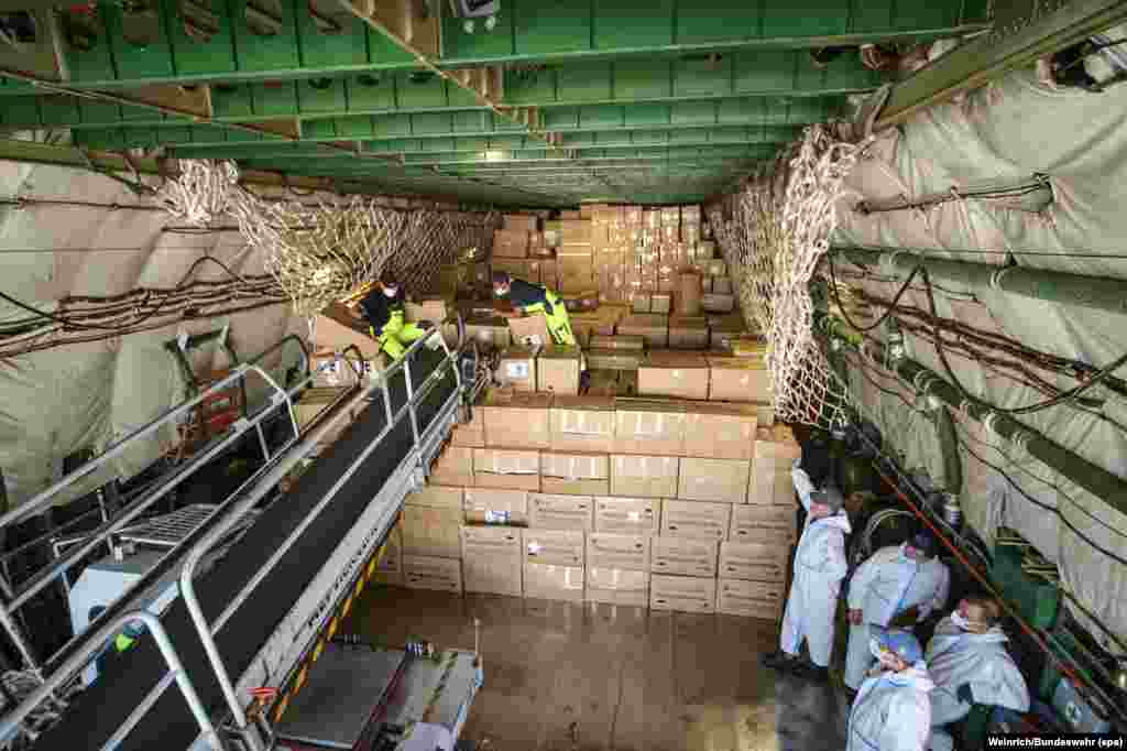 Коробки із захисними масками вивантажують із Ан-225 у Лейпцигу, 27 квітня 2020 року. Шост каже, що літак має великий попит під час пандемії, тому що легкі вантажі захисного медичного обладнання можуть повністю заповнити його просторий вантажний відсік довжиною у 43 метри. Іншим літакам, щоб перевезти такий самий об'єм поставки, довелося б здійснити декілька рейсів