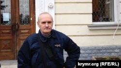 Владимир Новиков у здания суда в Севастополе