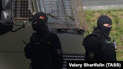 «Уже на цей момент виявлено понад 10 колишніх бійців «Беркута». Велика частина з них безпосередньо служить у білоруській міліції, а саме в лавах мінського столичного та обласного ОМОНу» – автор розслідування