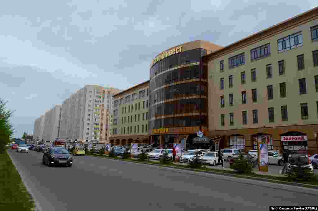 Символика ГК «ЮгСтройИнвест» наблюдается по всему району.