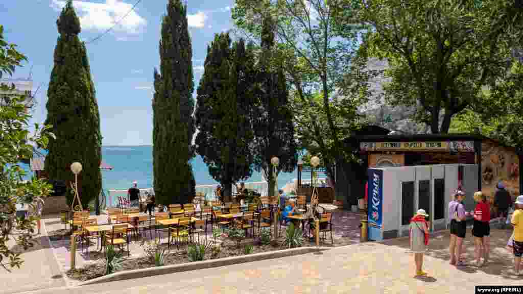 Заведение общественного питания на поселковой набережной. Масштабную реконструкцию набережной на площади девяти тысяч квадратных метров планировали завершить к началу лета. Об этом сообщалось еще в марте, когда подрядчик должен был приступить к работам. Справился ли он с этим в полном объеме – пока российские власти не рапортовали