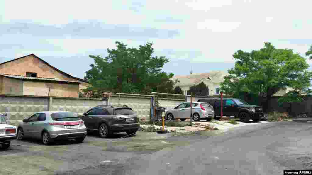 За забором с колючей проволокой – авиационная воинская часть, в которой сейчас размещаются российские военные