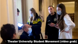 თეატრალური უნივერსიტეტის სტუდენტი და პოლიციელები, 9 მარტი, უნივერსიტეტის შენობა