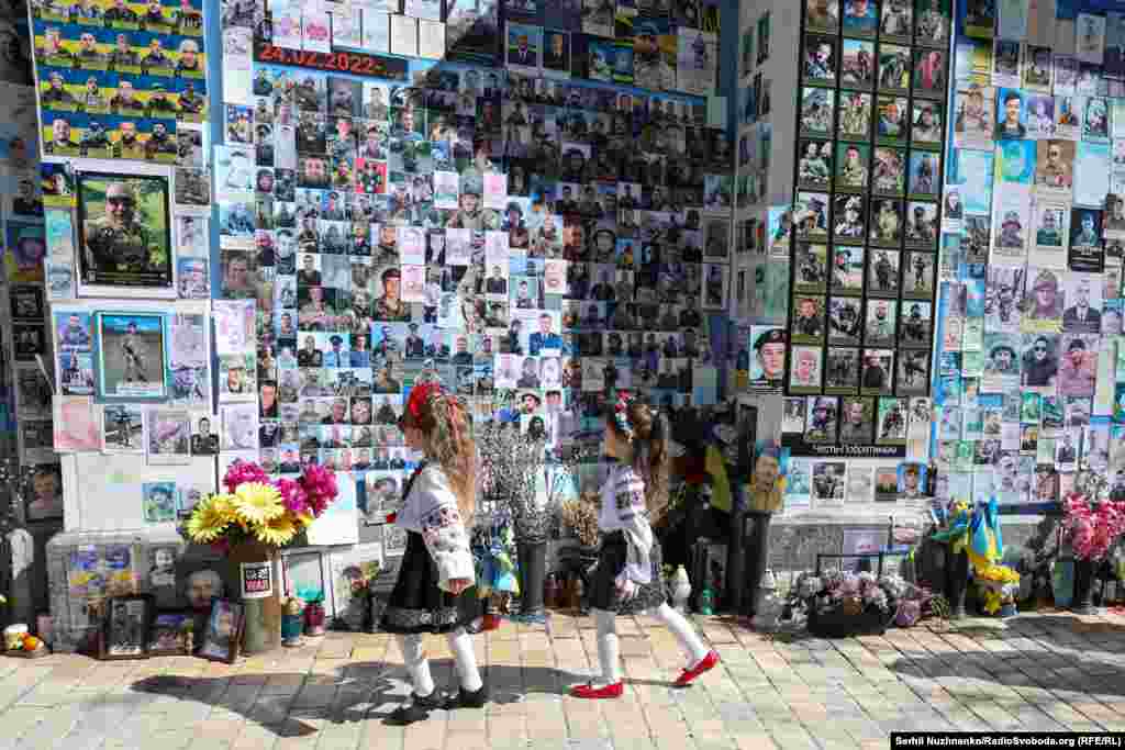 Дорога вірян на богослужіння до Свято-Михайлівського золотоверхого монастиря пролягала через Стіну пам'яті полеглих захисників України