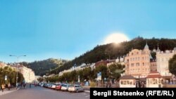 Чехи інколи жартома називають місто «Російські Карлові Вари». Адже чи не на кожній крамничці із продуктами, одягом або сувенірами – реклама російською.