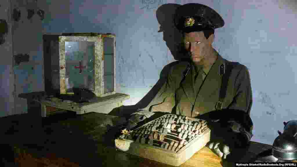 Бункер завершується лялькою капітана радянської армії. Біля нього кобура, телефон та аптечка. Поряд із лялькою вхід до іншої частини музею – так званих «диких катакомб», які використовувались ще до побудови бункеру