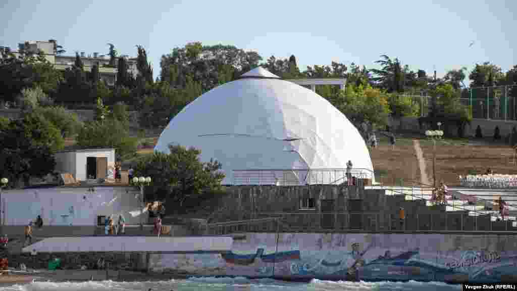 Белоснежный купол «Креативной мастерской», под которым проводятся мастер-классы, презентации и фотовыставки