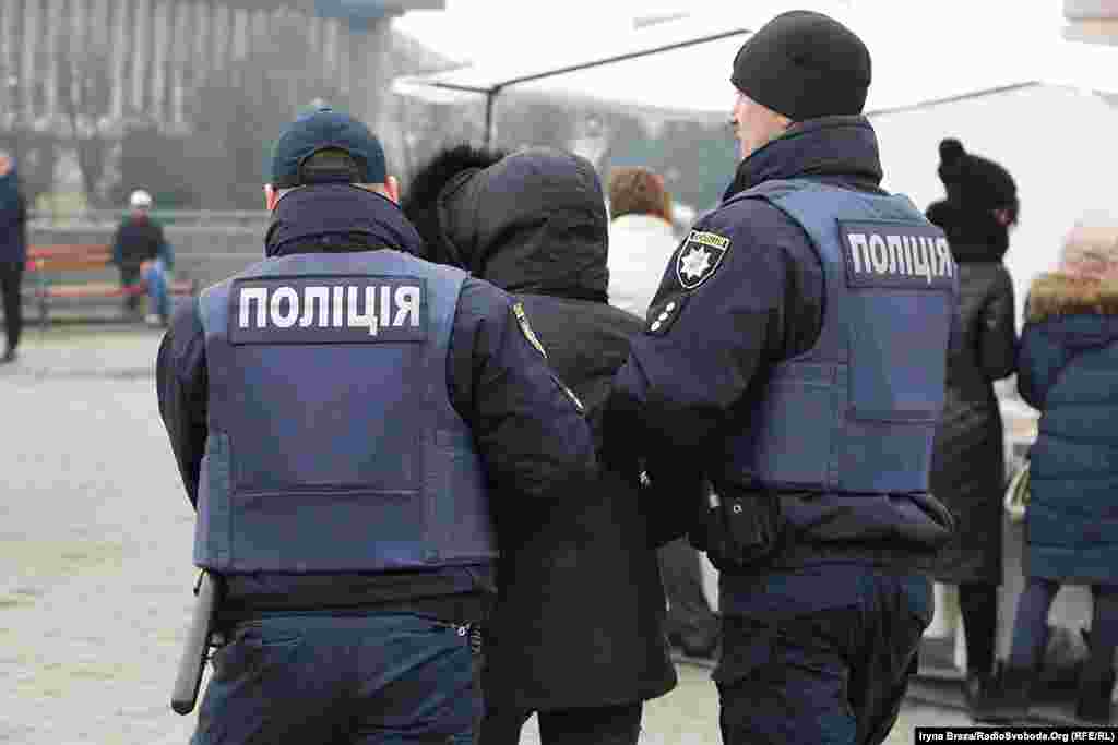 Шістьох нападників затримала поліція, частина з них – дівчата