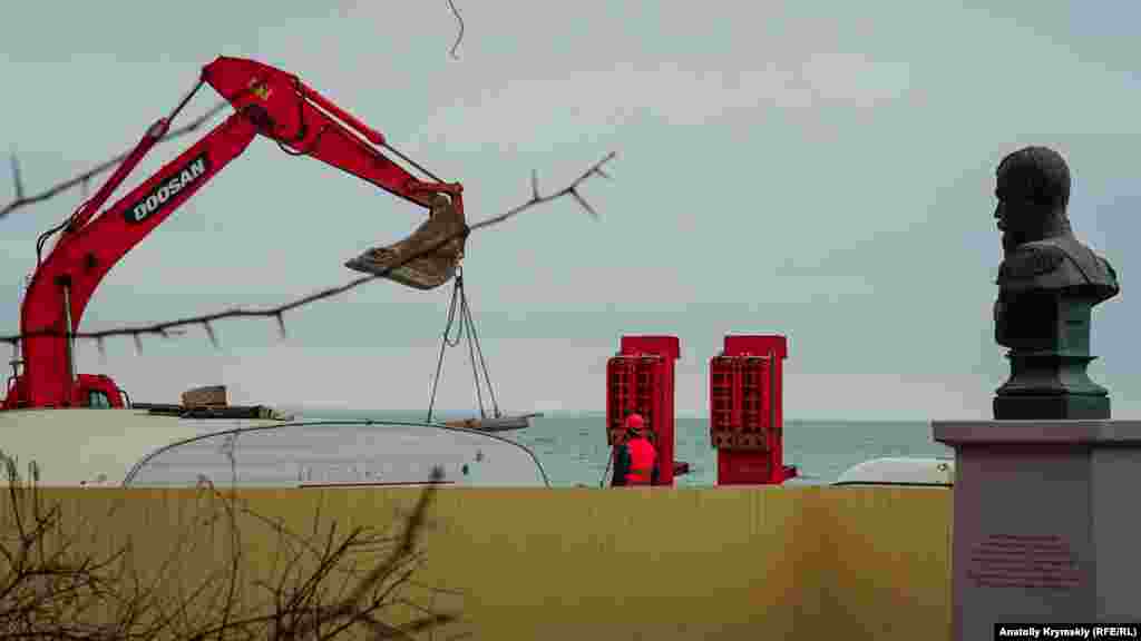 Только в одном месте экскаватором поднимали старые плиты. Из сквера за манипуляциями на набережной «наблюдает» царь Николай II. Бюст ему здесь установили в 2016 году