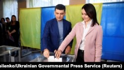 Прем'єр-міністр України Володимир Гройсман із дружиною голосують на виборах президента