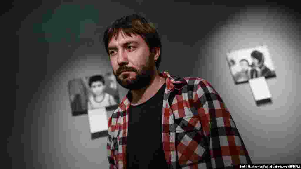 Автор фотовыставки «Взрослое крымское детство», журналист Радио Свобода Антон Наумлюк