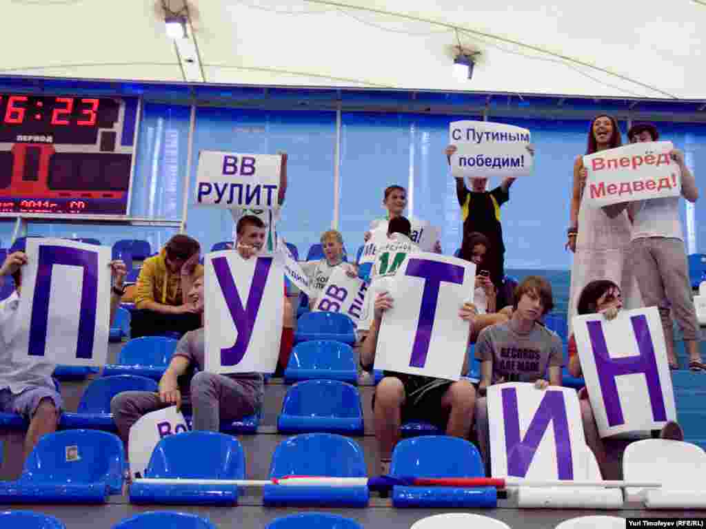 В Москве состоялся товарищеский футбольный матч между "командой Путина" и "командой Медведева"