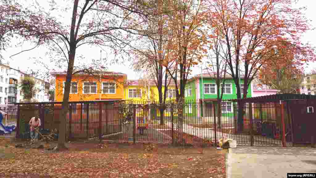 В Армянске, тем временем, настоящая осень. Температура воздуха достигала +17-+20 градусов. После трехнедельных вынужденных каникул в здравницах Евпатории и Сак в город вернулись дети