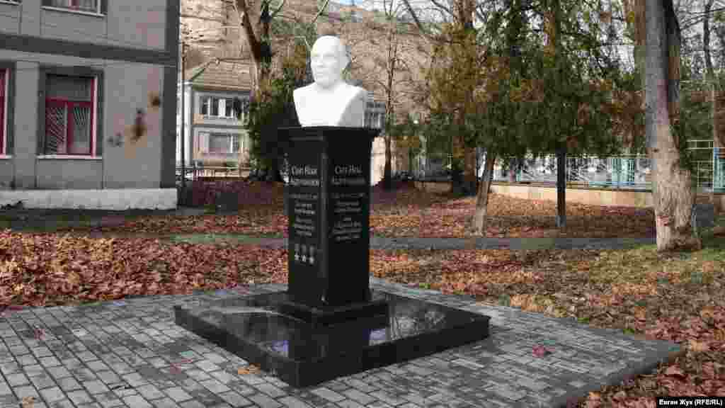 У сельского клуба установлен бюст уроженцу села, полному кавалеру ордена Славы, кавалеру ордена Красной Звезды и медали «За отвагу» Сеит-Неби Абудураманову. После окончания Второй мировой войны Абудураманов отправился к депортированным родственникам-крымским татарам в Узбекистан