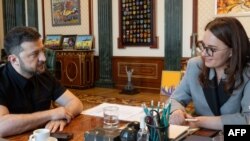 Sviridenko, aici cu președintele Zelenski pe 14 iulie, este considerată reprezentanta unui „nou val” în politica ucraineană, maturizat în condiții de război.