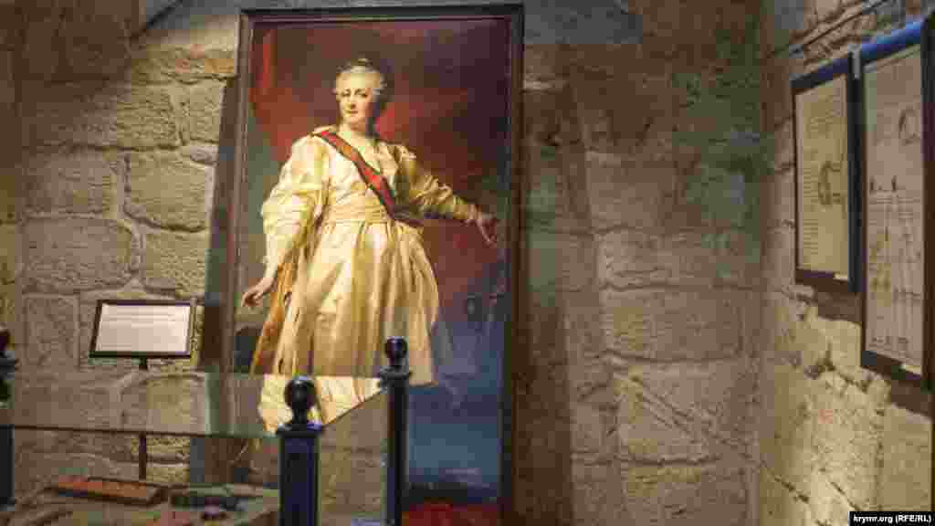 Портрет Екатерины II. Константиновская батарея, а следом и Константиновский мыс – самый северный входной мыс Севастопольской бухты – были названы в честь внука Екатерины II великого князя Константина Павловича