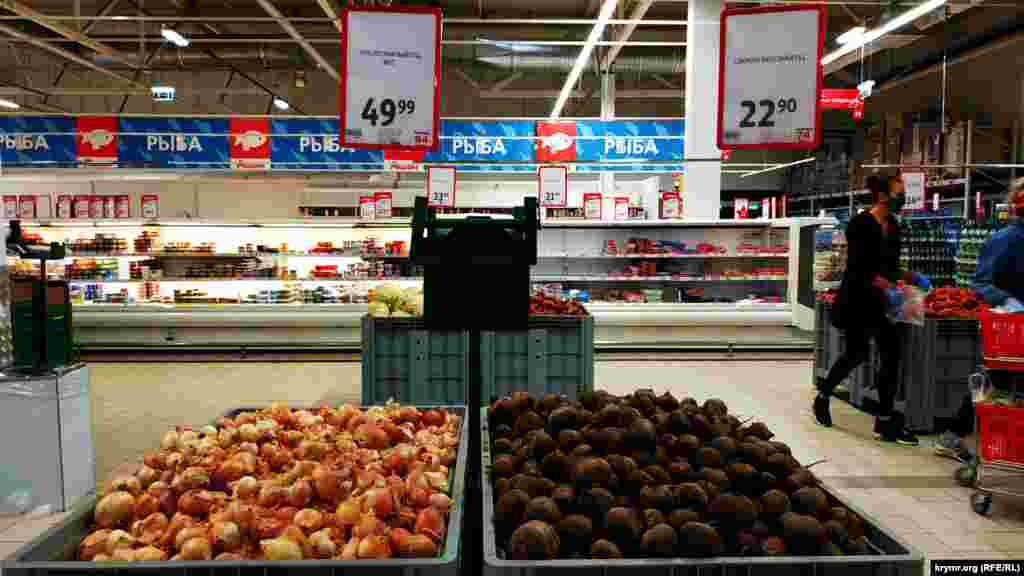 Лук по 50 рублей (18 грн)