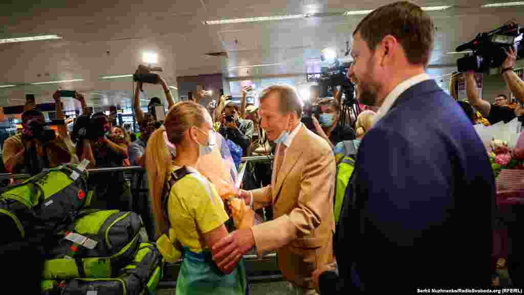 Колишній міністр молоді та спорту, а нині спортивний функціонер Равіль Сафіуллін вітає Дар'ю Білодід із «бронзою» 