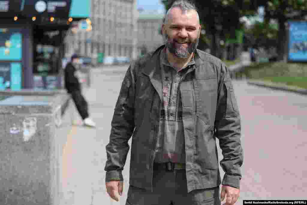 Вадим розповів кореспондентам Радіо Свобода, що носить вишиванки із дитинства і вона для нього є оберегом: «У нашій сімʼї ця традиція є до сих пір. У всіх моїх дітей є вишиванки. Ми всі щиро, всією родиною святкуємо День вишиванки»