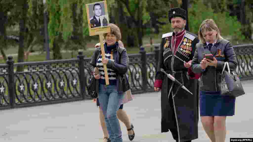 К Вечному огню шли без масок приверженцы российской акции «Бессмертный полк»...