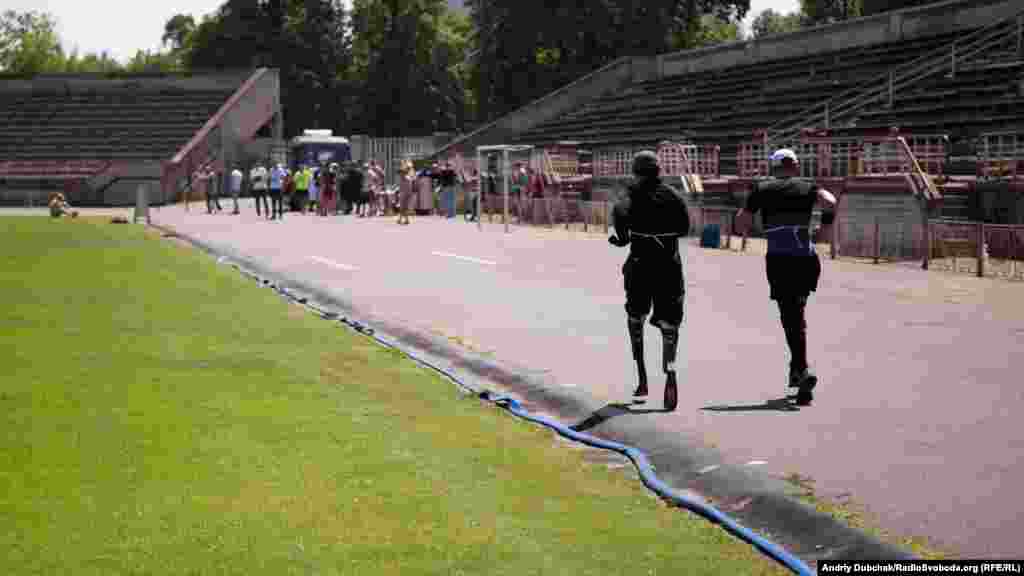 Вадим Свириденко (зліва) – військовий фельдшер, що втратив обидві кисті рук та обидві стопи під час боїв за Дебальцеве, що на Донеччині. Пройшов реабілітацію і спеціальне протезування у США. Зараз на посаді Уповноваженого президента України з питань реабілітації учасників АТО