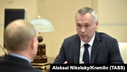 Президент РФ Владимир Путин и врио главы Новосибирской области Андрей Травников во время встречи в Ново-Огарево