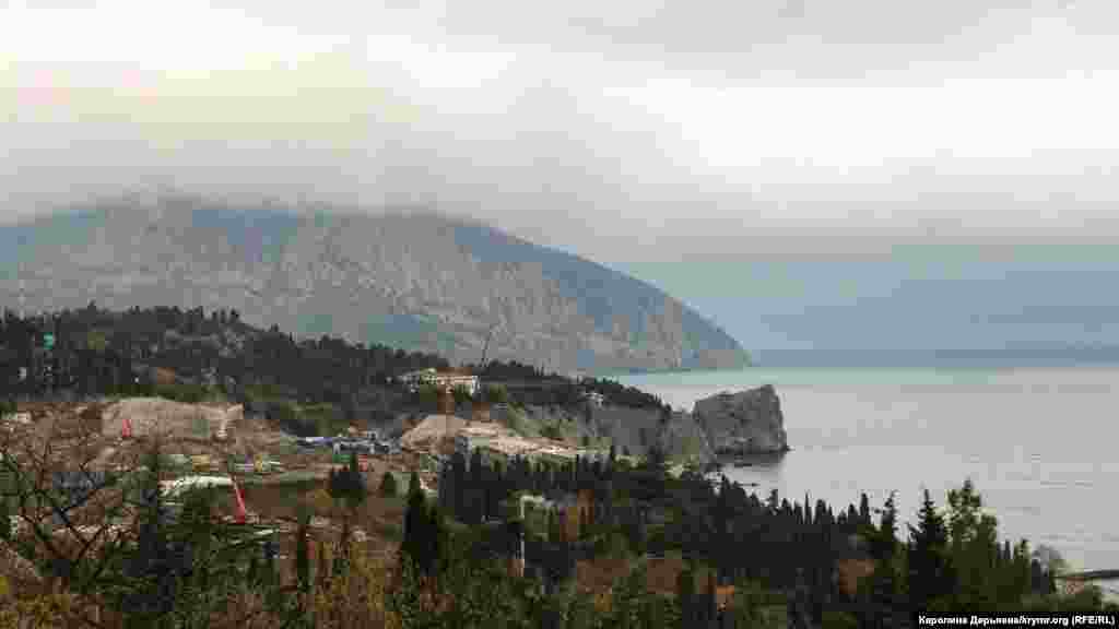 Не смогли общественники остановить строительство «на мусульманских костях». Несмотря на возмущения местных жителей, возведение нового корпуса лагеря «Артек» на месте древнего кладбища идет полным ходом